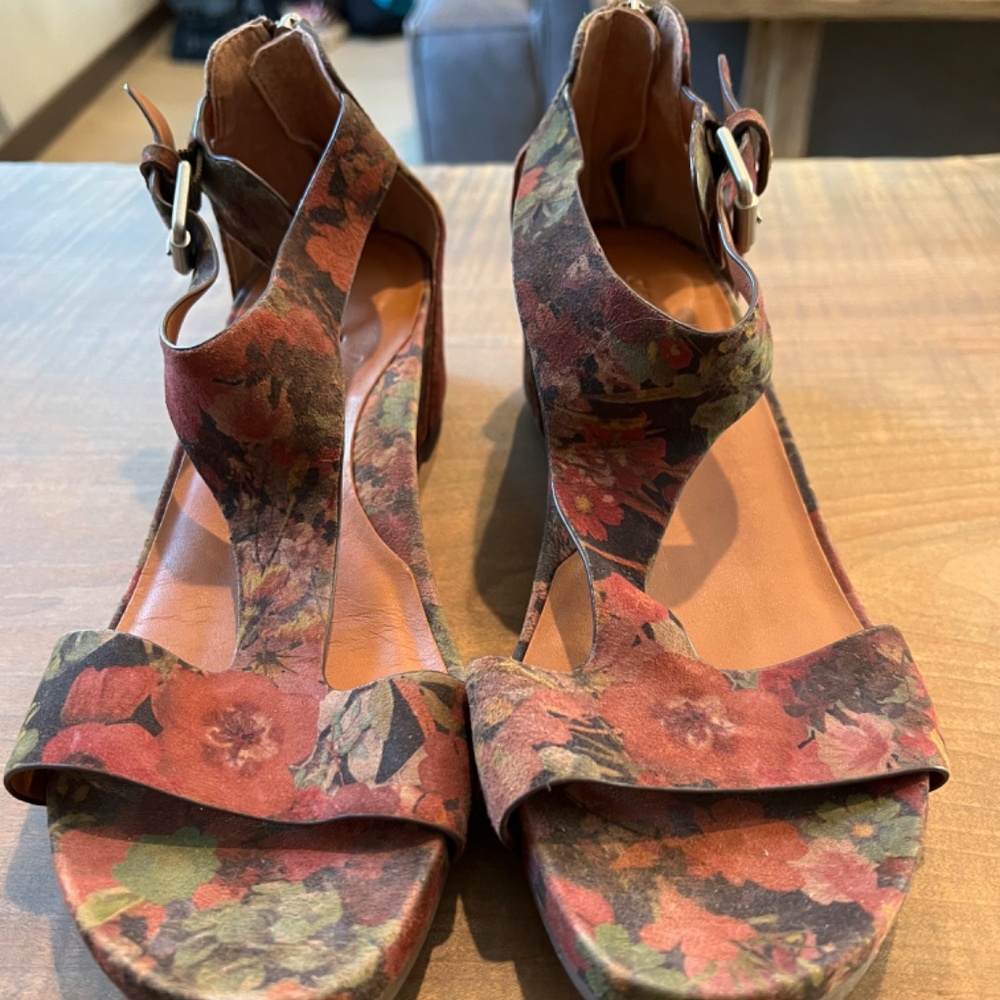 Gentle Souls By Kenneth Cole Gwendaline T-Strap Wedge Suede FLORAL Sandal - Picture 3 of 7